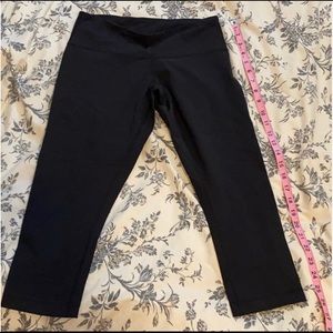 Lululemon mid-rise Black legging 25’ cropped